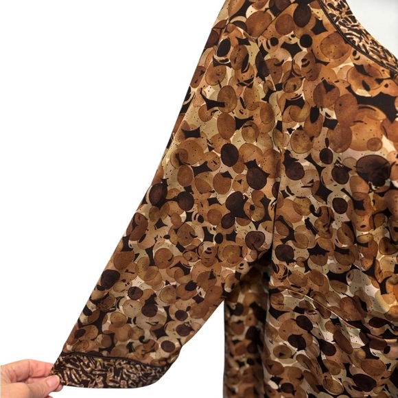 Susan Graver Liquid Knit Ruched Printed Top Sz 2X Brown Earth Tones 3/4 Sleeve - Picture 4 of 6